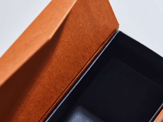 Rheinpack - Vollkarton Verpackungen - Verkaufsverpackungen - Promotionsverpackungen - Süsswarenverpackungen - Geschenkverpackungen - Wellkarton Verpackungen - Graukarton Verpackungen - Stulpdeckelschachel - Klappdeckelschachteln - Archivschachteln - Lagerschachteln - Faltschachteln - Gitterfachstege - Kantenschoner - Rillbox - Ritzbox - Überzogene Verpackungen - RheinDesign - Rohkartonage - Geschenkverpackungen B2B - CAD Verpackungsentwicklung - Beratung Kartonverpackung - Konzeption Kartonverpackung - Produktion Kartonverpackung - Prägedruck Kartonverpackung - Papira® - Papira® Hohlwand Verpackungen - Papira® Schieber Verpackungen - Papira® Eclipse - Papira® Mini Selection - Beutel Verpackung - Schokotafel Verpackung - Papira® LOVE - Rheinpack GmbH: Ihr Partner für Verpackungen aus Karton - von der Konzeption bis zur Realisierung! Rheinpack - Solid cardboard packaging - Sales packaging - Promotional packaging - Confectionery packaging - Gift packaging - Corrugated cardboard packaging - Grey cardboard packaging - Hinged lid boxes - Folding cartons - Archive boxes - Storage boxes - Folding boxes - Grid partition inserts - Edge protectors - Crease box - Score box - Coated packaging - RheinDesign - Raw cardboard packaging - B2B gift packaging - CAD packaging development - Cardboard packaging consultation - Cardboard packaging concept - Cardboard packaging production - Embossed printing cardboard packaging - Papira® - Papira® Hollow wall packaging - Papira® Slider packaging - Papira® Eclipse - Papira® Mini Selection - Bag packaging - Chocolate bar packaging - Papira® LOVE - Rheinpack GmbH: Your partner for cardboard packaging - from concept to realization!