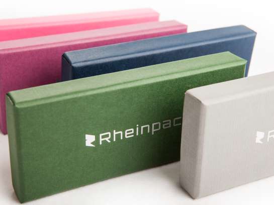 Rheinpack - Vollkarton Verpackungen - Verkaufsverpackungen - Promotionsverpackungen - Süsswarenverpackungen - Geschenkverpackungen - Wellkarton Verpackungen - Graukarton Verpackungen - Stulpdeckelschachel - Klappdeckelschachteln - Archivschachteln - Lagerschachteln - Faltschachteln - Gitterfachstege - Kantenschoner - Rillbox - Ritzbox - Überzogene Verpackungen - RheinDesign - Rohkartonage - Geschenkverpackungen B2B - CAD Verpackungsentwicklung - Beratung Kartonverpackung - Konzeption Kartonverpackung - Produktion Kartonverpackung - Prägedruck Kartonverpackung - Papira® - Papira® Hohlwand Verpackungen - Papira® Schieber Verpackungen - Papira® Eclipse - Papira® Mini Selection - Beutel Verpackung - Schokotafel Verpackung - Papira® LOVE - Rheinpack GmbH: Ihr Partner für Verpackungen aus Karton - von der Konzeption bis zur Realisierung! Rheinpack - Solid cardboard packaging - Sales packaging - Promotional packaging - Confectionery packaging - Gift packaging - Corrugated cardboard packaging - Grey cardboard packaging - Hinged lid boxes - Folding cartons - Archive boxes - Storage boxes - Folding boxes - Grid partition inserts - Edge protectors - Crease box - Score box - Coated packaging - RheinDesign - Raw cardboard packaging - B2B gift packaging - CAD packaging development - Cardboard packaging consultation - Cardboard packaging concept - Cardboard packaging production - Embossed printing cardboard packaging - Papira® - Papira® Hollow wall packaging - Papira® Slider packaging - Papira® Eclipse - Papira® Mini Selection - Bag packaging - Chocolate bar packaging - Papira® LOVE - Rheinpack GmbH: Your partner for cardboard packaging - from concept to realization!