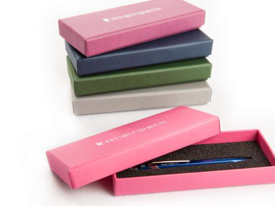 Rheinpack - Vollkarton Verpackungen - Verkaufsverpackungen - Promotionsverpackungen - Süsswarenverpackungen - Geschenkverpackungen - Wellkarton Verpackungen - Graukarton Verpackungen - Stulpdeckelschachel - Klappdeckelschachteln - Archivschachteln - Lagerschachteln - Faltschachteln - Gitterfachstege - Kantenschoner - Rillbox - Ritzbox - Überzogene Verpackungen - RheinDesign - Rohkartonage - Geschenkverpackungen B2B - CAD Verpackungsentwicklung - Beratung Kartonverpackung - Konzeption Kartonverpackung - Produktion Kartonverpackung - Prägedruck Kartonverpackung - Papira® - Papira® Hohlwand Verpackungen - Papira® Schieber Verpackungen - Papira® Eclipse - Papira® Mini Selection - Beutel Verpackung - Schokotafel Verpackung - Papira® LOVE - Rheinpack GmbH: Ihr Partner für Verpackungen aus Karton - von der Konzeption bis zur Realisierung! Rheinpack - Solid cardboard packaging - Sales packaging - Promotional packaging - Confectionery packaging - Gift packaging - Corrugated cardboard packaging - Grey cardboard packaging - Hinged lid boxes - Folding cartons - Archive boxes - Storage boxes - Folding boxes - Grid partition inserts - Edge protectors - Crease box - Score box - Coated packaging - RheinDesign - Raw cardboard packaging - B2B gift packaging - CAD packaging development - Cardboard packaging consultation - Cardboard packaging concept - Cardboard packaging production - Embossed printing cardboard packaging - Papira® - Papira® Hollow wall packaging - Papira® Slider packaging - Papira® Eclipse - Papira® Mini Selection - Bag packaging - Chocolate bar packaging - Papira® LOVE - Rheinpack GmbH: Your partner for cardboard packaging - from concept to realization!