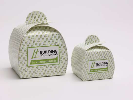 Rheinpack - Vollkarton Verpackungen - Verkaufsverpackungen - Promotionsverpackungen - Süsswarenverpackungen - Geschenkverpackungen - Wellkarton Verpackungen - Graukarton Verpackungen - Stulpdeckelschachel - Klappdeckelschachteln - Archivschachteln - Lagerschachteln - Faltschachteln - Gitterfachstege - Kantenschoner - Rillbox - Ritzbox - Überzogene Verpackungen - RheinDesign - Rohkartonage - Geschenkverpackungen B2B - CAD Verpackungsentwicklung - Beratung Kartonverpackung - Konzeption Kartonverpackung - Produktion Kartonverpackung - Prägedruck Kartonverpackung - Papira® - Papira® Hohlwand Verpackungen - Papira® Schieber Verpackungen - Papira® Eclipse - Papira® Mini Selection - Beutel Verpackung - Schokotafel Verpackung - Papira® LOVE - Rheinpack GmbH: Ihr Partner für Verpackungen aus Karton - von der Konzeption bis zur Realisierung! Rheinpack - Solid cardboard packaging - Sales packaging - Promotional packaging - Confectionery packaging - Gift packaging - Corrugated cardboard packaging - Grey cardboard packaging - Hinged lid boxes - Folding cartons - Archive boxes - Storage boxes - Folding boxes - Grid partition inserts - Edge protectors - Crease box - Score box - Coated packaging - RheinDesign - Raw cardboard packaging - B2B gift packaging - CAD packaging development - Cardboard packaging consultation - Cardboard packaging concept - Cardboard packaging production - Embossed printing cardboard packaging - Papira® - Papira® Hollow wall packaging - Papira® Slider packaging - Papira® Eclipse - Papira® Mini Selection - Bag packaging - Chocolate bar packaging - Papira® LOVE - Rheinpack GmbH: Your partner for cardboard packaging - from concept to realization!