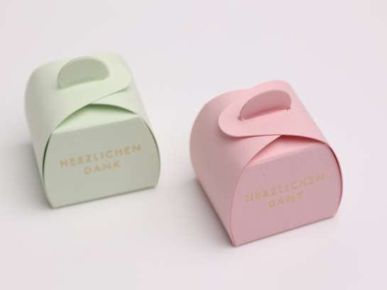 Rheinpack - Vollkarton Verpackungen - Verkaufsverpackungen - Promotionsverpackungen - Süsswarenverpackungen - Geschenkverpackungen - Wellkarton Verpackungen - Graukarton Verpackungen - Stulpdeckelschachel - Klappdeckelschachteln - Archivschachteln - Lagerschachteln - Faltschachteln - Gitterfachstege - Kantenschoner - Rillbox - Ritzbox - Überzogene Verpackungen - RheinDesign - Rohkartonage - Geschenkverpackungen B2B - CAD Verpackungsentwicklung - Beratung Kartonverpackung - Konzeption Kartonverpackung - Produktion Kartonverpackung - Prägedruck Kartonverpackung - Papira® - Papira® Hohlwand Verpackungen - Papira® Schieber Verpackungen - Papira® Eclipse - Papira® Mini Selection - Beutel Verpackung - Schokotafel Verpackung - Papira® LOVE - Rheinpack GmbH: Ihr Partner für Verpackungen aus Karton - von der Konzeption bis zur Realisierung! Rheinpack - Solid cardboard packaging - Sales packaging - Promotional packaging - Confectionery packaging - Gift packaging - Corrugated cardboard packaging - Grey cardboard packaging - Hinged lid boxes - Folding cartons - Archive boxes - Storage boxes - Folding boxes - Grid partition inserts - Edge protectors - Crease box - Score box - Coated packaging - RheinDesign - Raw cardboard packaging - B2B gift packaging - CAD packaging development - Cardboard packaging consultation - Cardboard packaging concept - Cardboard packaging production - Embossed printing cardboard packaging - Papira® - Papira® Hollow wall packaging - Papira® Slider packaging - Papira® Eclipse - Papira® Mini Selection - Bag packaging - Chocolate bar packaging - Papira® LOVE - Rheinpack GmbH: Your partner for cardboard packaging - from concept to realization!