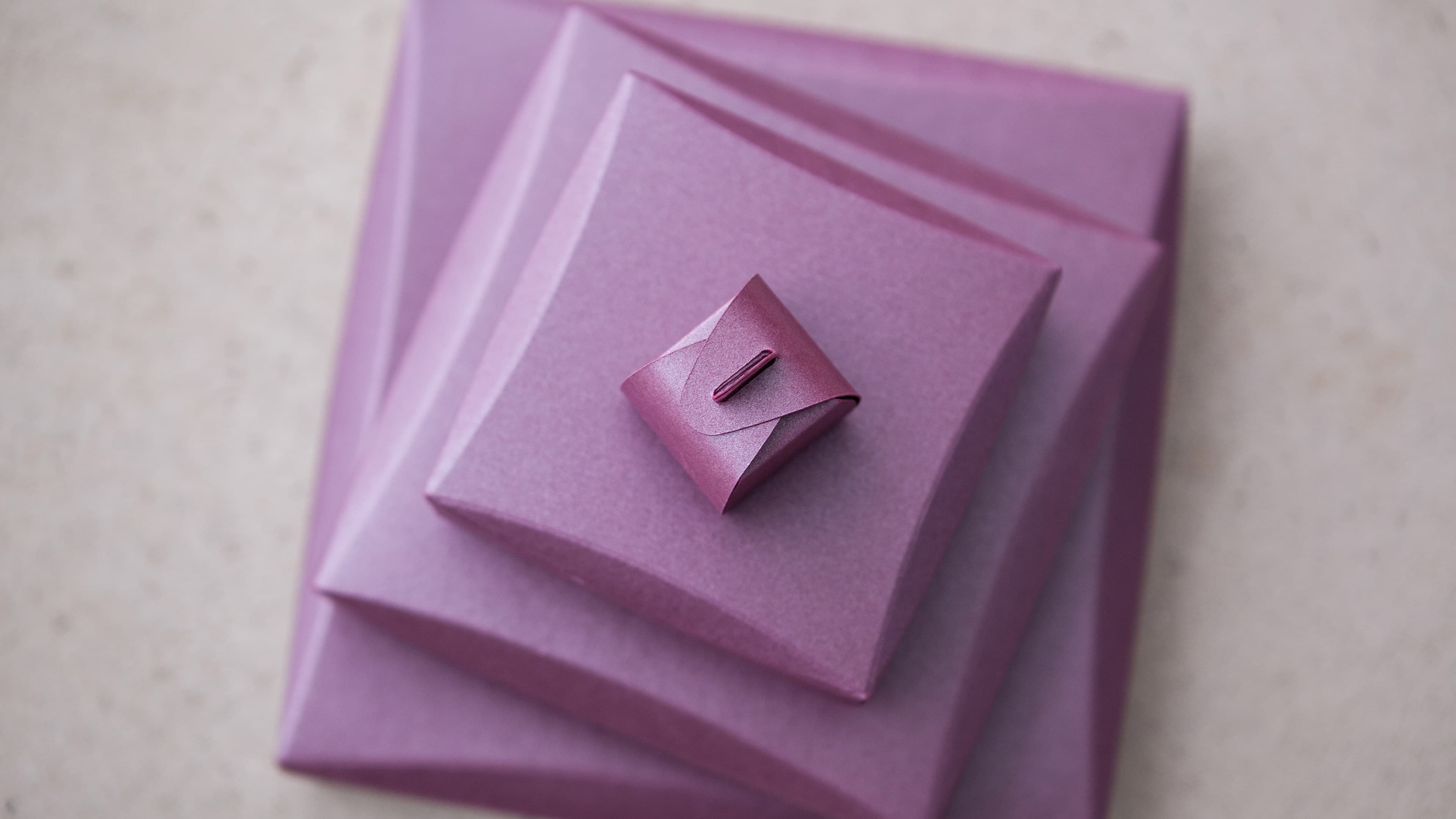 Rheinpack - Vollkarton Verpackungen - Verkaufsverpackungen - Promotionsverpackungen - Süsswarenverpackungen - Geschenkverpackungen - Wellkarton Verpackungen - Graukarton Verpackungen - Stulpdeckelschachel - Klappdeckelschachteln - Archivschachteln - Lagerschachteln - Faltschachteln - Gitterfachstege - Kantenschoner - Rillbox - Ritzbox - Überzogene Verpackungen - RheinDesign - Rohkartonage - Geschenkverpackungen B2B - CAD Verpackungsentwicklung - Beratung Kartonverpackung - Konzeption Kartonverpackung - Produktion Kartonverpackung - Prägedruck Kartonverpackung - Papira® - Papira® Hohlwand Verpackungen - Papira® Schieber Verpackungen - Papira® Eclipse - Papira® Mini Selection - Beutel Verpackung - Schokotafel Verpackung - Papira® LOVE - Rheinpack GmbH: Ihr Partner für Verpackungen aus Karton - von der Konzeption bis zur Realisierung! Rheinpack - Solid cardboard packaging - Sales packaging - Promotional packaging - Confectionery packaging - Gift packaging - Corrugated cardboard packaging - Grey cardboard packaging - Hinged lid boxes - Folding cartons - Archive boxes - Storage boxes - Folding boxes - Grid partition inserts - Edge protectors - Crease box - Score box - Coated packaging - RheinDesign - Raw cardboard packaging - B2B gift packaging - CAD packaging development - Cardboard packaging consultation - Cardboard packaging concept - Cardboard packaging production - Embossed printing cardboard packaging - Papira® - Papira® Hollow wall packaging - Papira® Slider packaging - Papira® Eclipse - Papira® Mini Selection - Bag packaging - Chocolate bar packaging - Papira® LOVE - Rheinpack GmbH: Your partner for cardboard packaging - from concept to realization!