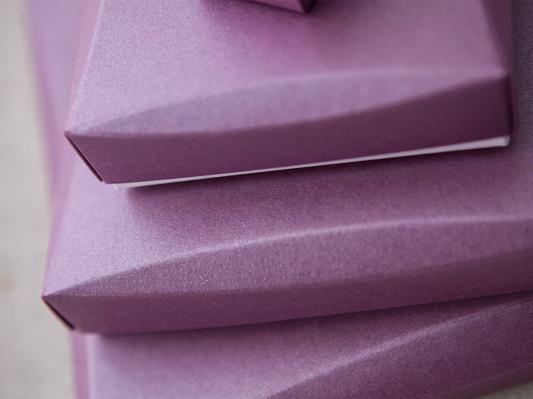 Rheinpack - Vollkarton Verpackungen - Verkaufsverpackungen - Promotionsverpackungen - Süsswarenverpackungen - Geschenkverpackungen - Wellkarton Verpackungen - Graukarton Verpackungen - Stulpdeckelschachel - Klappdeckelschachteln - Archivschachteln - Lagerschachteln - Faltschachteln - Gitterfachstege - Kantenschoner - Rillbox - Ritzbox - Überzogene Verpackungen - RheinDesign - Rohkartonage - Geschenkverpackungen B2B - CAD Verpackungsentwicklung - Beratung Kartonverpackung - Konzeption Kartonverpackung - Produktion Kartonverpackung - Prägedruck Kartonverpackung - Papira® - Papira® Hohlwand Verpackungen - Papira® Schieber Verpackungen - Papira® Eclipse - Papira® Mini Selection - Beutel Verpackung - Schokotafel Verpackung - Papira® LOVE - Rheinpack GmbH: Ihr Partner für Verpackungen aus Karton - von der Konzeption bis zur Realisierung! Rheinpack - Solid cardboard packaging - Sales packaging - Promotional packaging - Confectionery packaging - Gift packaging - Corrugated cardboard packaging - Grey cardboard packaging - Hinged lid boxes - Folding cartons - Archive boxes - Storage boxes - Folding boxes - Grid partition inserts - Edge protectors - Crease box - Score box - Coated packaging - RheinDesign - Raw cardboard packaging - B2B gift packaging - CAD packaging development - Cardboard packaging consultation - Cardboard packaging concept - Cardboard packaging production - Embossed printing cardboard packaging - Papira® - Papira® Hollow wall packaging - Papira® Slider packaging - Papira® Eclipse - Papira® Mini Selection - Bag packaging - Chocolate bar packaging - Papira® LOVE - Rheinpack GmbH: Your partner for cardboard packaging - from concept to realization!